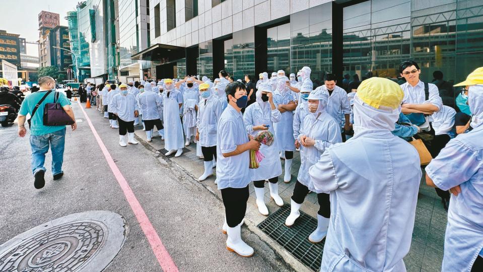 昨天花蓮大地震全台有感，北部劇烈搖晃嚇壞上班民眾，中和地區立德街鼎泰豐中央廚房工作人員在路旁等待餘震變小。記者陳正興／攝影