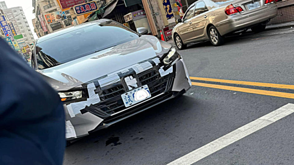 疑似日前小改款Sentra偽裝車現身台灣街道。(圖片來源/ 擷取自路上觀察學院)
