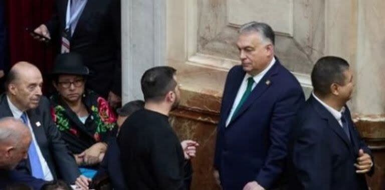 Volodimir Zelensy y Viktor Orbán hablan en el Senado en el marco de la ceremonia de investidura de Javier Milei en Buenos Aires