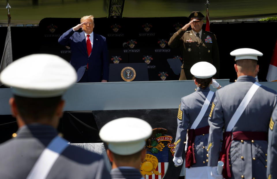 Würde das Militär Trump bei einem Putsch zur Seite stehen? (Bild: Reuters/Mike Segar)