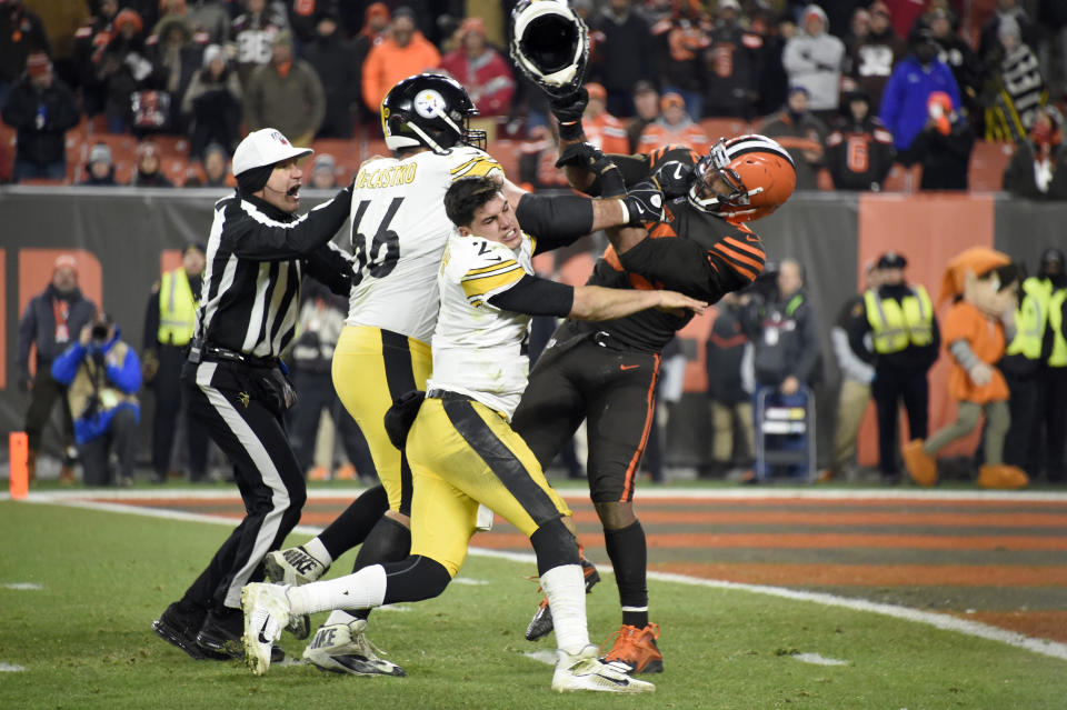 CLEVELAND, OHIO - NOVEMBER 14: Quarterback Mason Rudolph #2 of the Pittsburgh Steelers fights with defensive end Myles Garrett #95 of the Cleveland Browns during the second half at FirstEnergy Stadium on November 14, 2019 in Cleveland, Ohio. The Browns defeated the Steelers 21-7.  (Photo by Jason Miller/Getty Images)