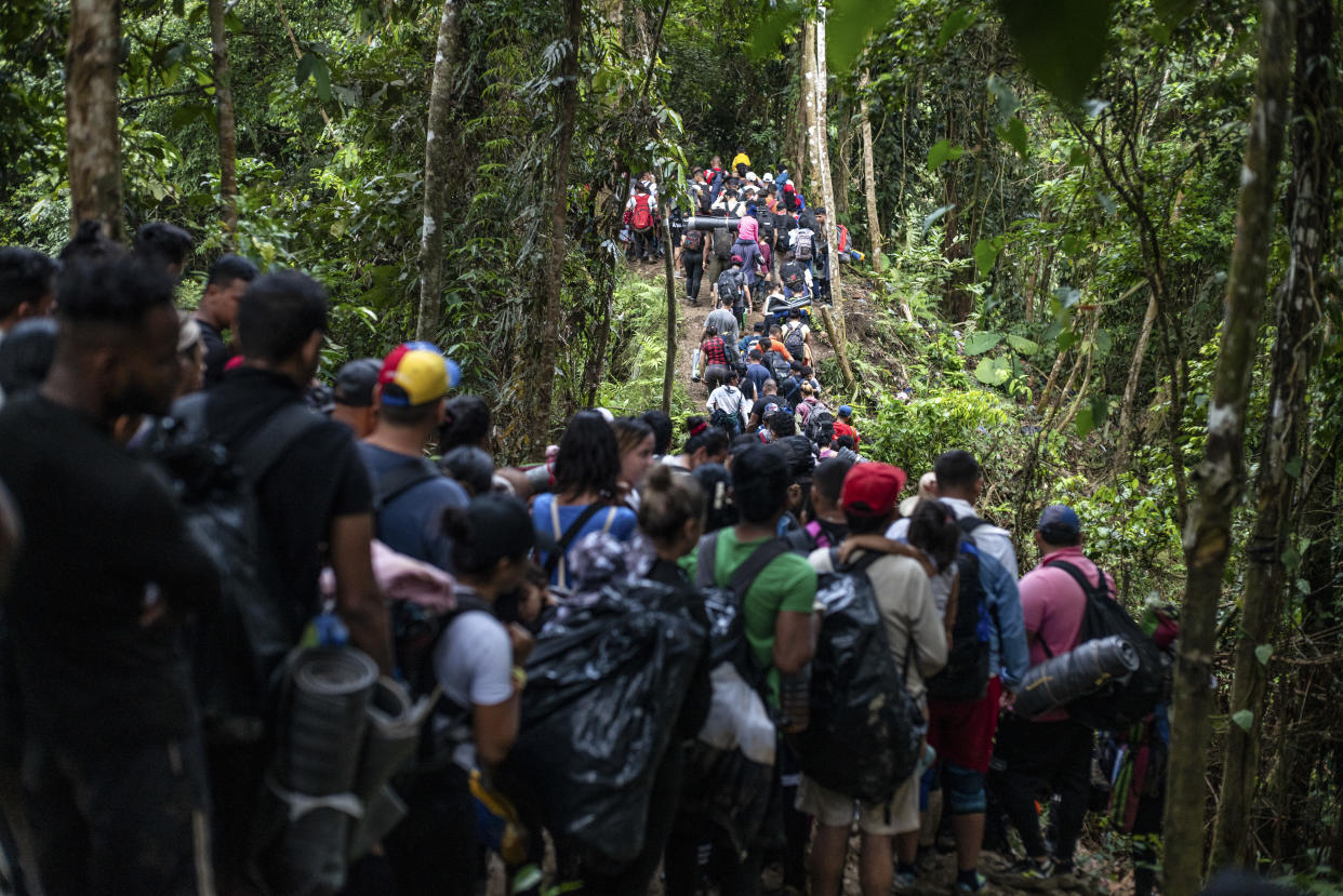 Laura Loomer, una activista de derecha, entrevistó recientemente a Ayub Ibrahim, un migrante somalí de 20 años, en un campamento de inmigrantes en Panamá. Ibrahim dijo más tarde haberse sentido emboscado. (Federico Rios/The New York Times)