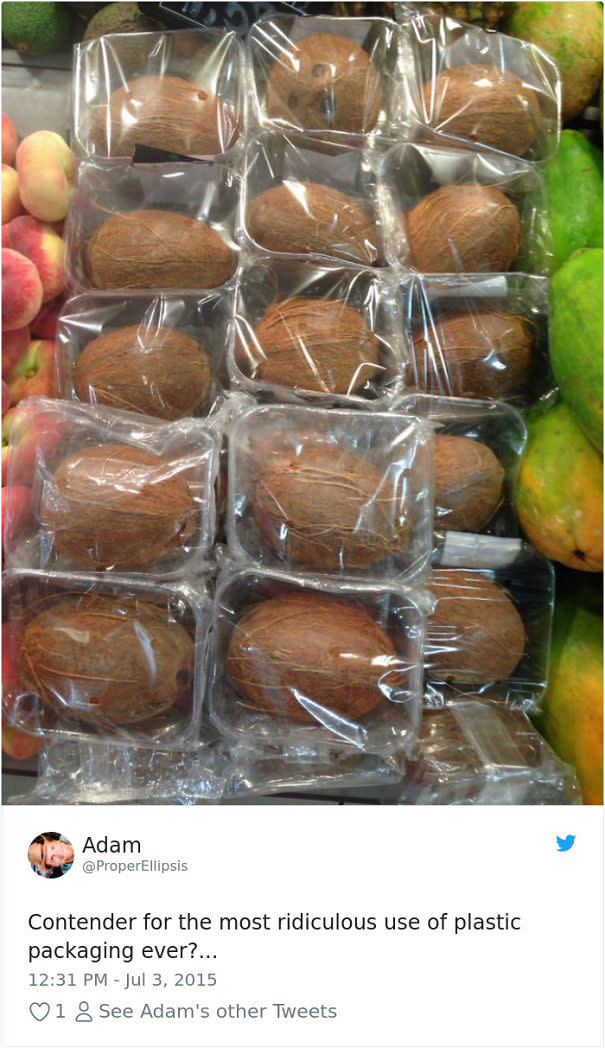 <p>Il paradosso maggiore è quello dei frutti in contenitori di plastica che hanno una “buccia” non edibile o non buona. (foto: Instagram) </p>
