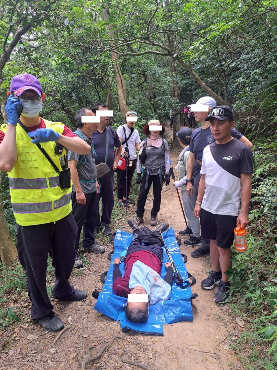 藝人民雄(右1)也在現場，熱心的他與救護人員一起以搬運毯搬運患者。圖：讀者提供