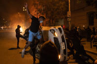 Varias personas destrozan un coche durante una protesta en Washington el 31 de mayo. (Foto: Evan Vucci / AP).