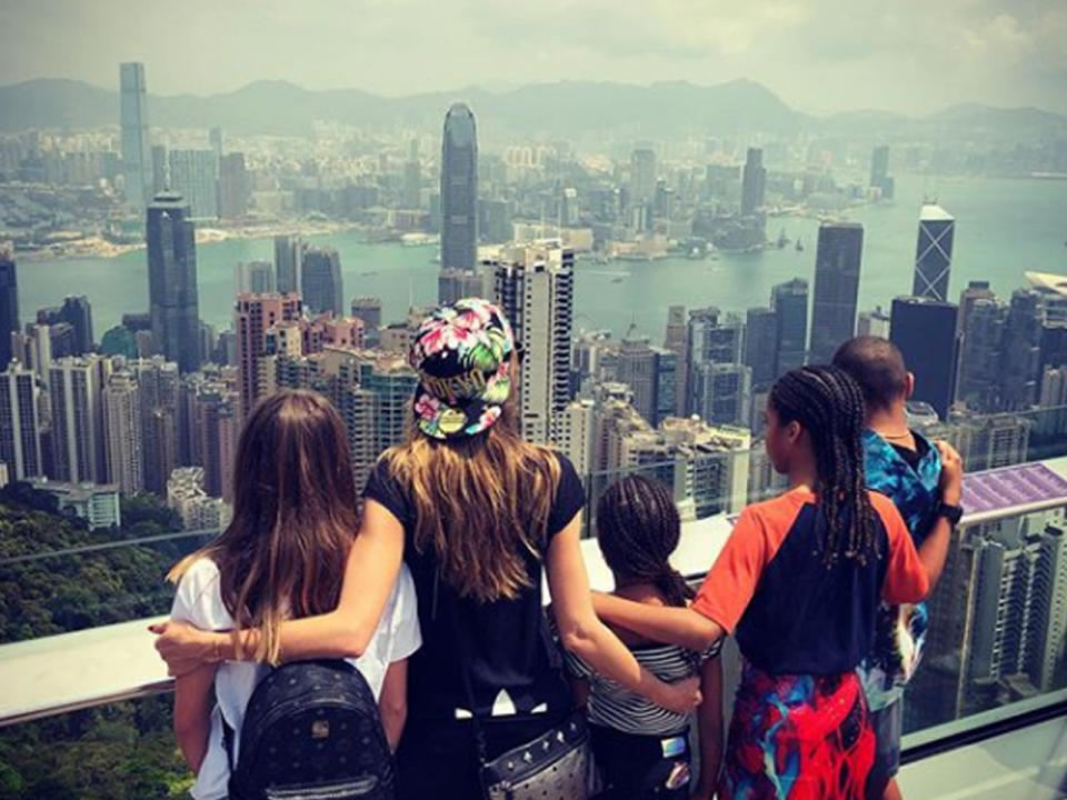 <p>Mit der ganzen Familie on Tour: Heidi Klum war erst kürzlich in Asien unterwegs. Neben einem Stopp an der Chinesischen Mauer legte sie mit ihren Kids auch eine Pause in Hongkong ein und genoss die beeindruckende Aussicht auf die Metropole. (Bild-Copyright: heidiklum/Instagram) </p>