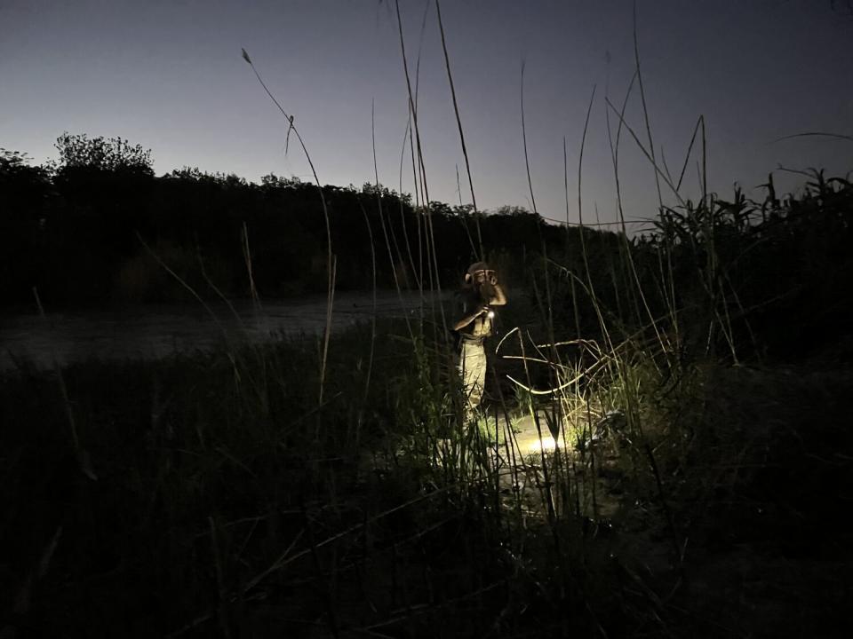 Shawn Tredway, miembro de la milicia Patriots for America, buscó migrantes en las orillas del Río Grande el mes pasado.
