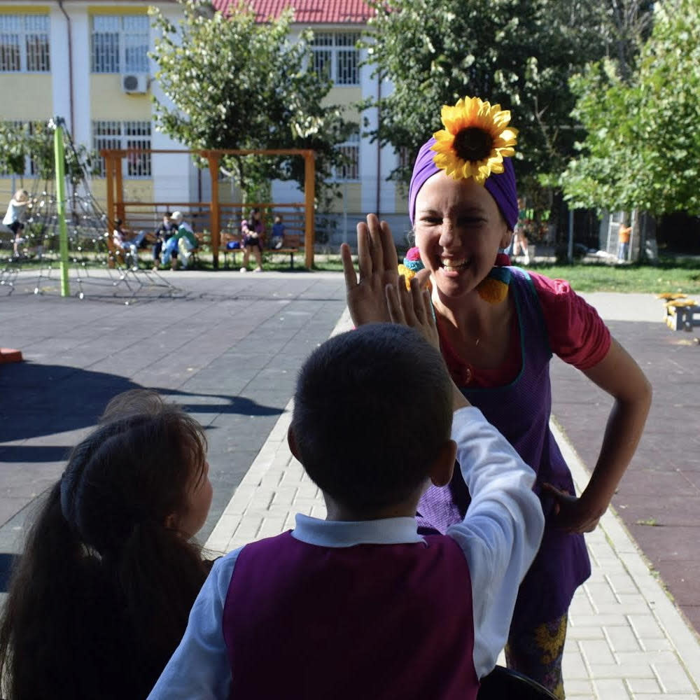 Clowns Without Borders UK trains local artists in humanitarian clowning to help children displaced due to conflicts or disasters