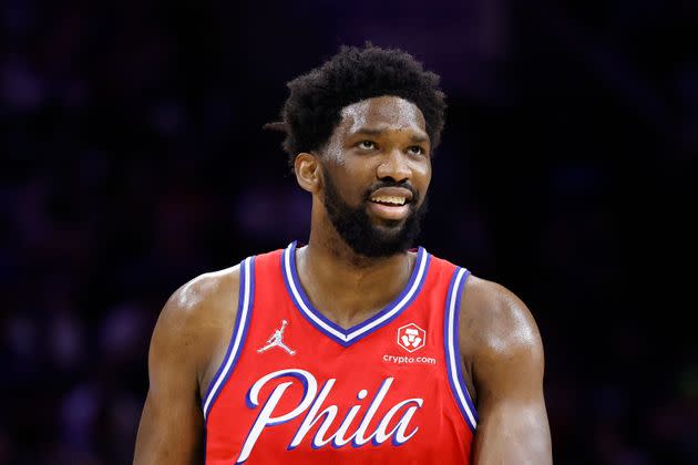 Le basketteur NBA Joël Embiid a obtenu la nationalité française en ce début du mois de juillet. Il postule dès lors à une place en équipe de France, notamment pour les Jeux olympiques de Paris 2024 (photo prise le 18 avril 2022, à l'occasion d'un match entre les 76ers de Philadelphie et les Toronto Raptors). (Photo: Tim Nwachukwu / Getty Images)