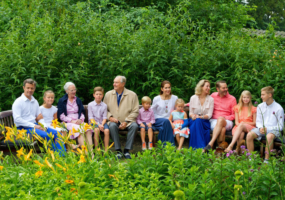 <p><span>Auf den ersten Blick könnte man glauben, hier hat sich eine normale Familie zusammengefunden. Stimmt nur teilweise, denn hier ist gleich das gesamte dänische Königshaus zu sehen – bodenständig und leger. (Foto: ddp)</span> </p>