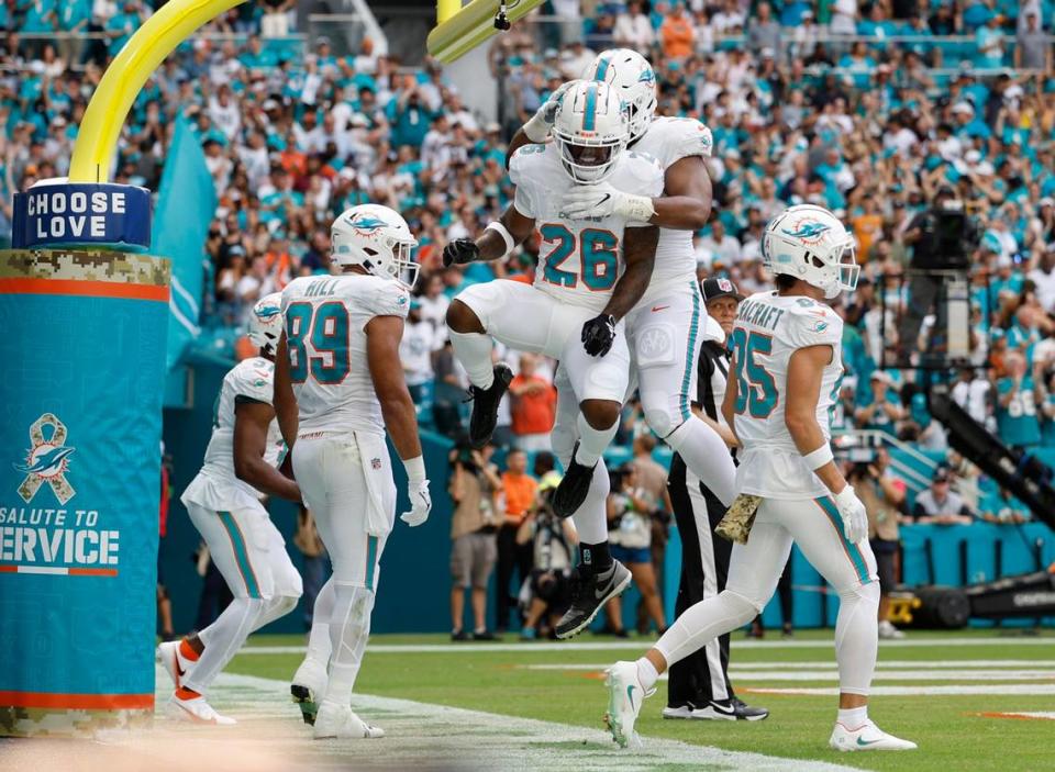 El running back de los Dolphins De’Von Achane (28) celebra un touchdown con el defensive tackle Christian Wilkins, en el tercer cuarto del partido ante los Raiders de Las Vegas, celebrado el 19 de noviembre de 2023 en el Hard Rock Stadium en Miami Gardens, Florida.