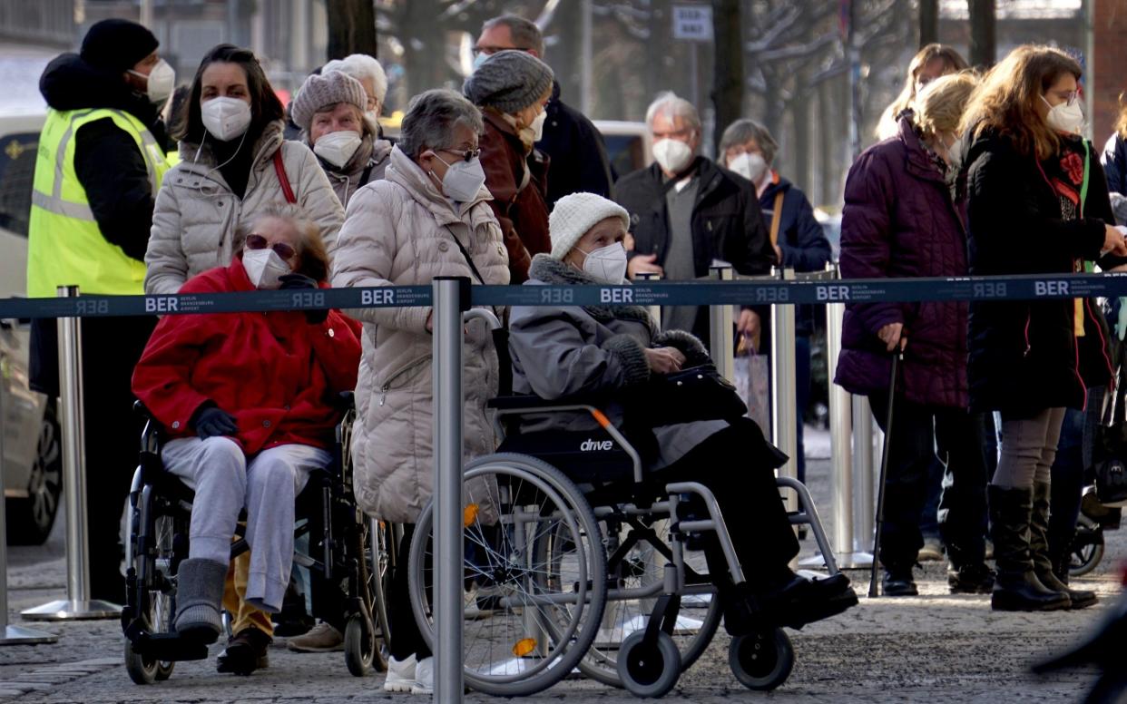 People queue in front of the vaccination center against the Covid-19 disease at the 'Arena Treptow' in Berlin - Michael Sohn / AP