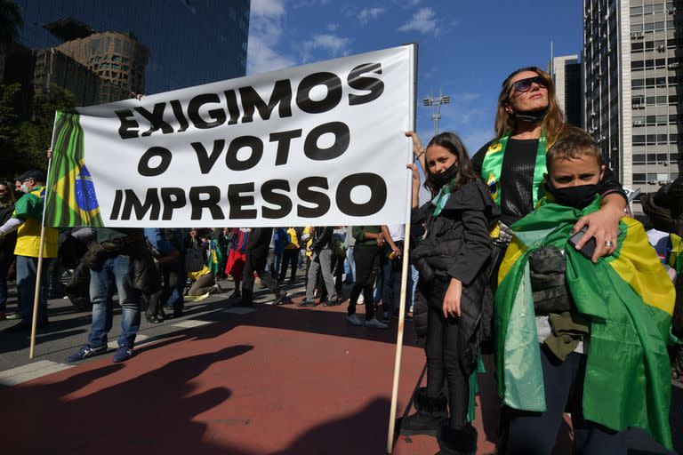 Los manifestantes participan en una manifestación en apoyo del presidente brasileño Jair Bolsonaro y piden un modelo de votación impreso en la Avenida Paulista en Sao Paulo, Brasil