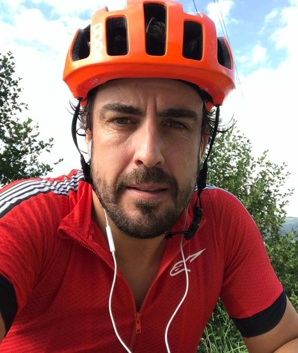 Alonso es un gran aficionado al ciclismo y tiene tanto bici de montaña como de carretera, además de dos de crono. Con ellas sale habitualmente a rodar por Asturias y por las cercanías de Lugano, la ciudad suiza en la que reside. (Foto: Instagram / <a href="http://www.instagram.com/p/B4VMKn1nZGp/" rel="nofollow noopener" target="_blank" data-ylk="slk:@fernandoalo_oficial;elm:context_link;itc:0;sec:content-canvas" class="link ">@fernandoalo_oficial</a>).