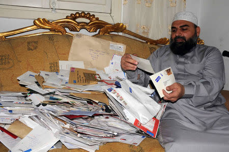 FILE PHOTO: Egyptian cleric Hassan Mustafa Osama Nasr, also known as Abu Omar, shows letters of well wishes from his supporters at his house in Alexandria, Egypt May 13, 2008. REUTERS/Stringer/File photo