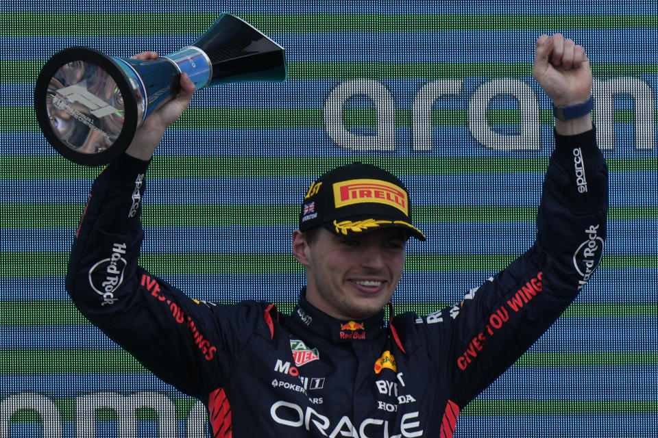 Max Verstappen de Red Bull celebra en el podio su victoria en el Gran Premio Británico de la Fórmula Uno en el circuito de Silverstone, el domingo 9 de julio de 2023. (AP Foto/Luca Bruno)