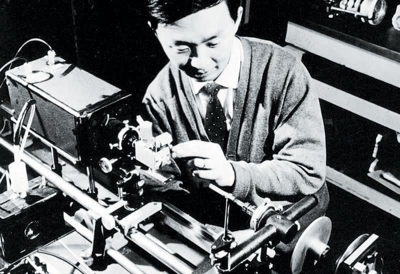 為現代互聯網發現的骨幹技術−−光纖通訊奠下重要基礎，並因此獲得了 2009 年諾貝爾物理學獎等多個獎項的「光纖之父」高錕，在今日（9 月 23