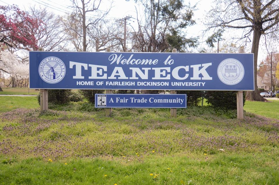 Welcome to Teaneck sign.