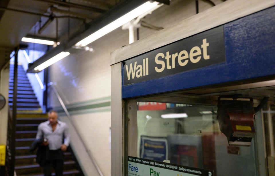 Seseorang memasuki stesen kereta api bawah tanah Wall Street berhampiran New York Stock Exchange (NYSE) di New York pada 27 Mei 2022. (Foto oleh Angela Weiss / AFP) (Foto oleh ANGELA WEISS/AFP melalui Getty Images)