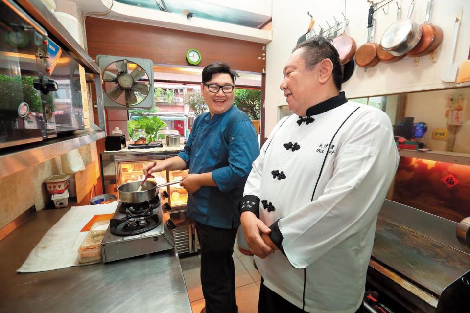 小米（右）的兒子米津華（左）也是廚師，走的是西餐路子，在店裡賣起西式料理，為老店帶來新氣象。
