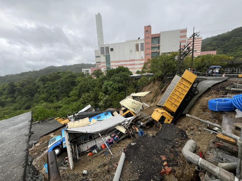  基隆市災情慘重，市長謝國樑與市府團隊惹出民怨。 圖：翻攝自陳宜臉書 