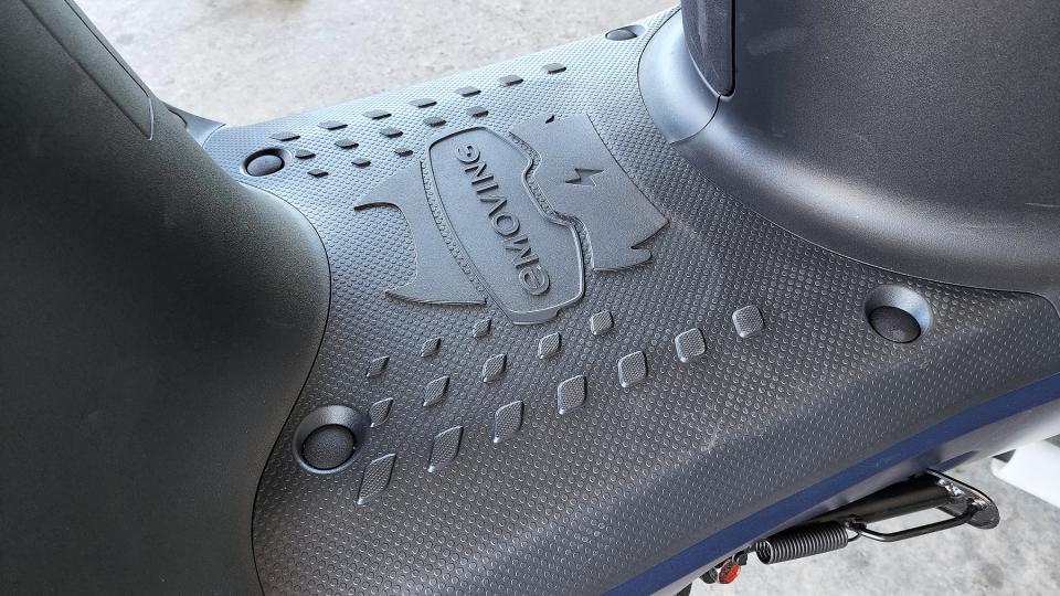腳踏墊的空間與一般同級速克達相當，且也相當貼心的採用具止滑性的材質設計。
