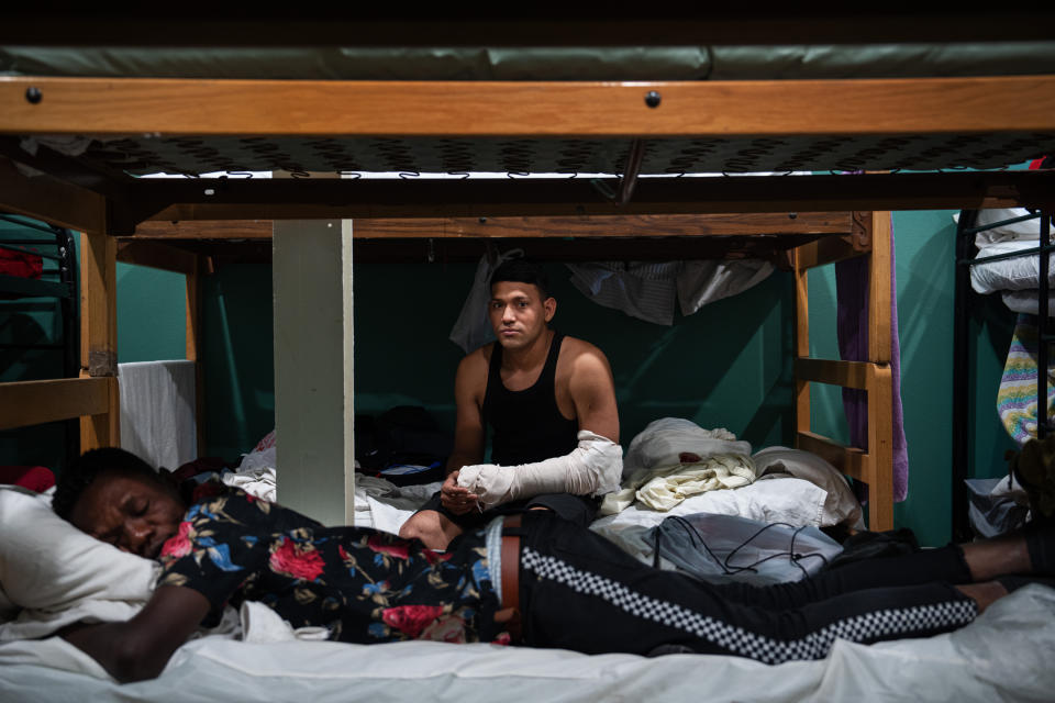 El migrante venezolano Erwin Gómez, quien se fracturó la muñeca al caer de una valla fronteriza, en un refugio para migrantes en El Paso, Texas, el 11 de mayo de 2023. (Todd Heisler/The New York Times)