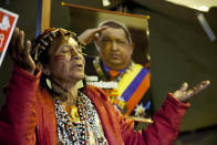 Un sacerdote indígena ora por la salud de Chávez, de quien se ve un afiche en el fondo, durante un ritual étnico en Caracas, Venezuela, el 27 de abril de 2012. AP Photo/Ariana Cubillos