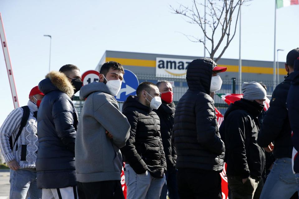 <p>Il presidio davanti alla sede Amazon di Passo Corese (Photo Cecilia Fabiano/LaPresse)</p> 