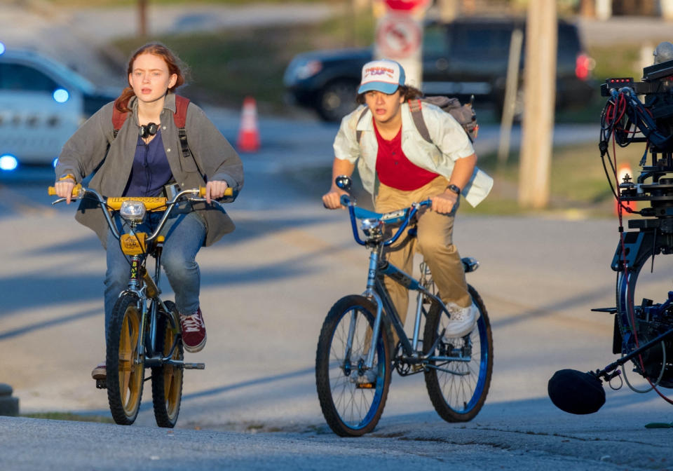 Sadie Sink (Max) et Gaten Matarazzo (Dustin) durant le tournage