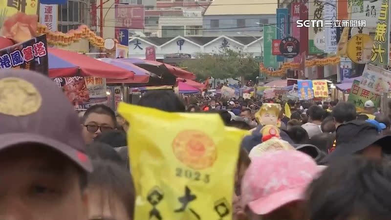 大甲媽祖遶境將展開，街道兩旁小吃攤擠滿眾多人潮。