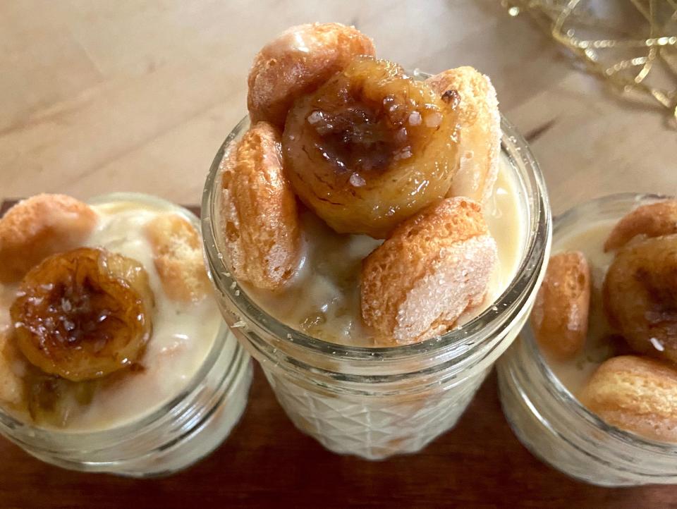 Individual servings of caramelized banana pudding cake