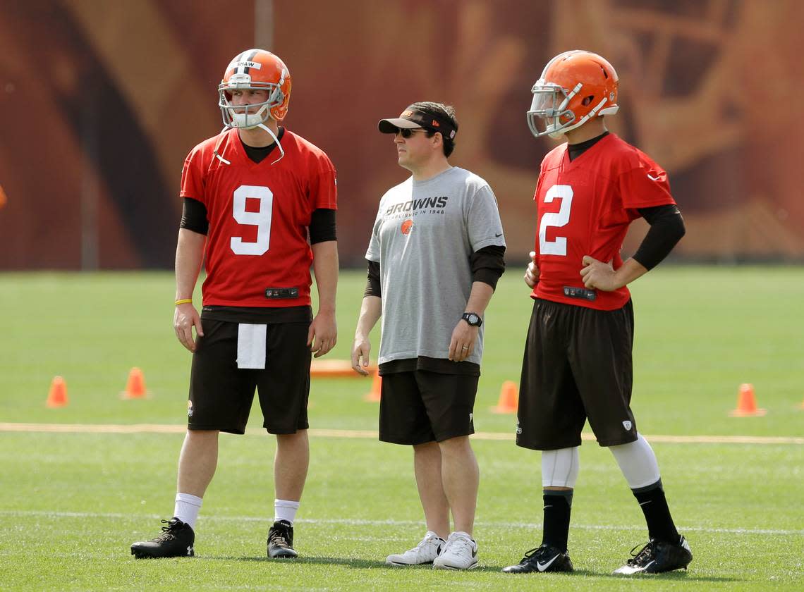 Cleveland Browns quarterback Connor Shaw (9) and Johnny Manziel (2) watches organized team activities with quarterbacks coach Dowell Loggains at the NFL football team’s facility in Berea, Ohio Tuesday, June 3, 2014. (AP Photo/Mark Duncan)