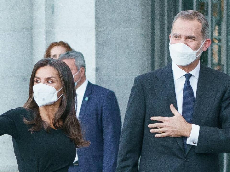 König Felipe von Spanien und seine Ehefrau Letizia mit weißen FFP2-Masken beim ersten gemeinsamen Auftritt nach der Corona-Infektion des Monarchen