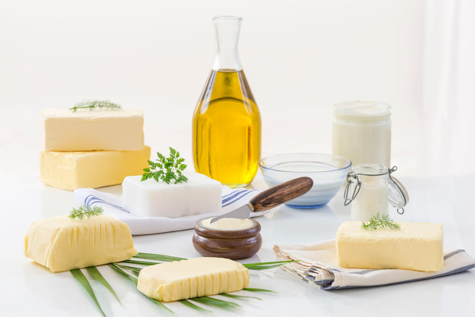 Fette mit vielen gesättigten Fettsäuren, wie Butter und Schmalz, sind bei Raumtemperatur fest. (Symbolbild: Getty Images)