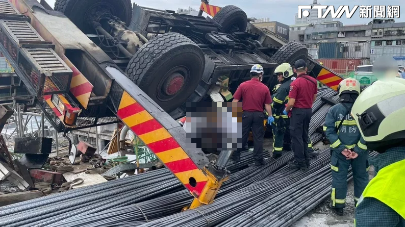 京華城工地上午一輛大型吊車，施工時突然「倒栽蔥」翻覆；台北市勞檢處初步判定吊車荷重過重，將裁罰雇主3到30萬元。​​​​​​​（圖／翻攝畫面）