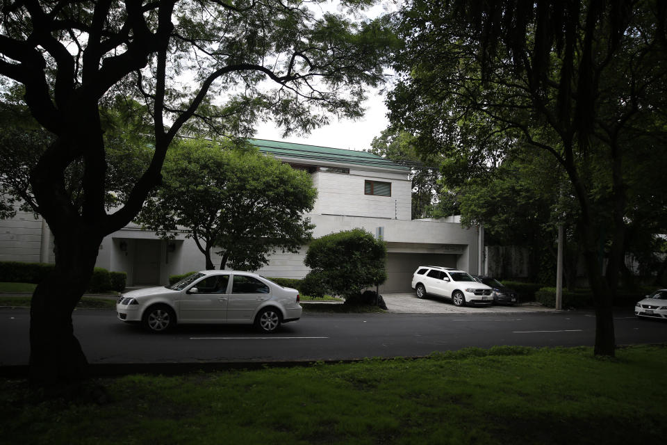 Los autos pasan por la casa de la ex primera dama Angélica Rivera, en Lomas de Chapultepec de la Ciudad de México, el viernes 19 de julio de 2019. (Foto AP/Rebecca Blackwell)