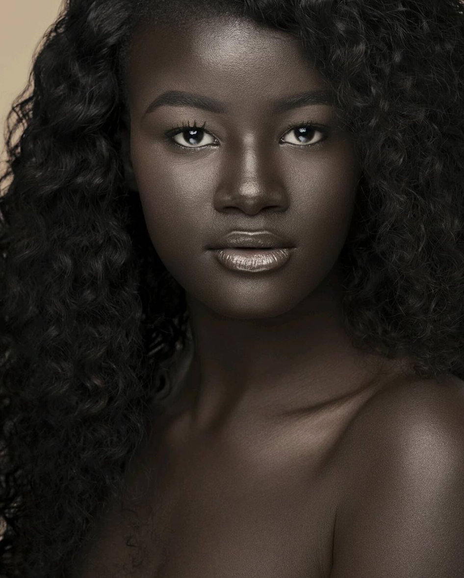 <p>Als Kind wurde Khoudia Diop wegen ihrer extrem dunklen Hautfarbe gehänselt - heute begeistert sie als selbstbewusstes Model auf Instagram und Co. Damals wurde sie “dunkle Tochter der Nacht" genannt, doch die 19-Jährige ließ sich nicht unterkriegen. “Früher habe ich mich dagegen gewehrt, indem ich die Menschen direkt darauf angesprochen habe. Als ich älter wurde, habe ich gelernt, mich täglich mehr zu lieben und negative Menschen nicht zu beachten, das hat geholfen", sagt Khoudia. (Bild: Instagram/melaniin.goddess) </p>