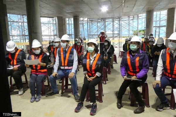 宜蘭縣長林姿妙視察「宜蘭縣原住民族多功能會館」工程進度， 要求施工單位如期如質完成。可望一一O年底完工。（記者董秀雲攝）