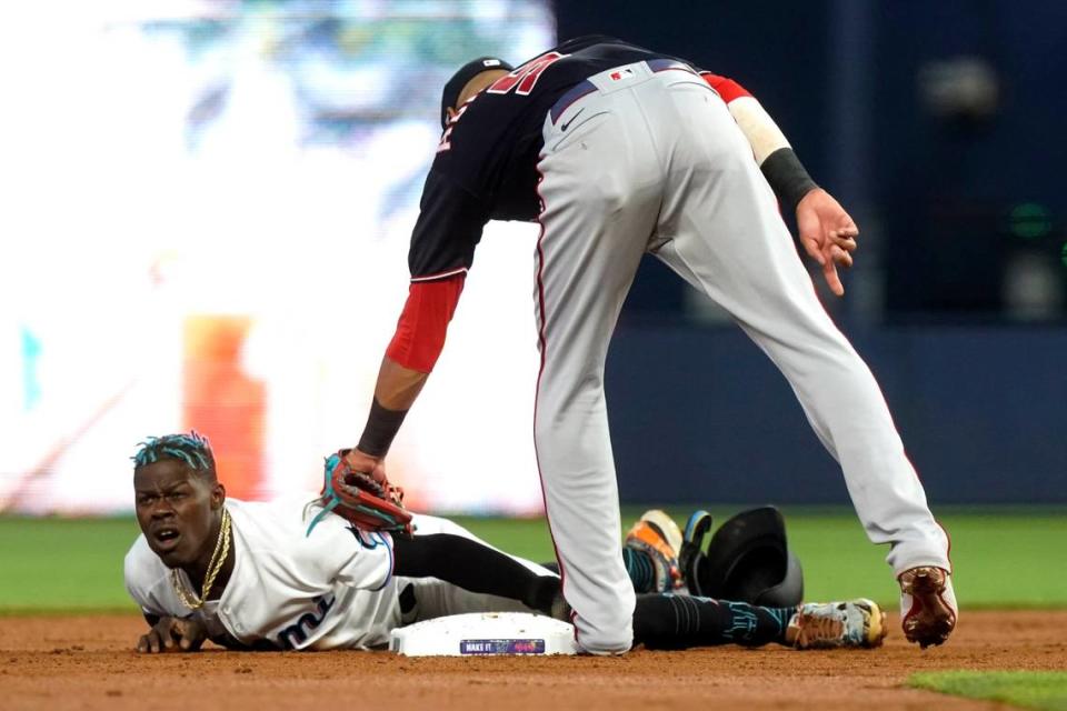 El segunda base de los Marlins Jazz Chisholm Jr. se roba la segunda base en el primer inning del partido ante los Nacionales de Washington, celebrado el 9 de junio de 2022 en Miami.