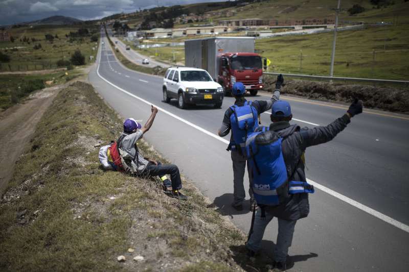委內瑞拉經濟崩潰數年，圖為試圖搭便車越過國境的委國難民。（AP）