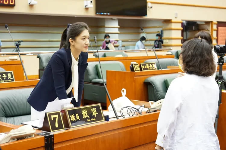 戴寧在議會被稱為九頭身美女。取自戴寧臉書