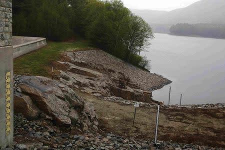 Gauges to measure water levels sit behind the Surry Mountain Dam on the Ahuelot River in Surry, New Hampshire above the city of Keene May 16, 2014. REUTERS/Brian Snyder