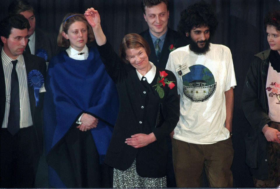 ARCHIVO - La candidata Glenda Jackson celebra después de ser elegida miembro del parlamento en la circunscripción de Hampstead y Highgate por el Partido Laborista en Londres, el 10 de abril de 1992. Glenda Jackson, actriz ganadora de dos Premios de la Academia, que tuvo una larga segunda carrera como legisladora británica, murió a los 87 años. El agente de Jackson, Lionel Larner, dijo que murió el jueves 15 de junio de 2023 en su casa en Londres después de una breve enfermedad. (PA vía AP, archivo)