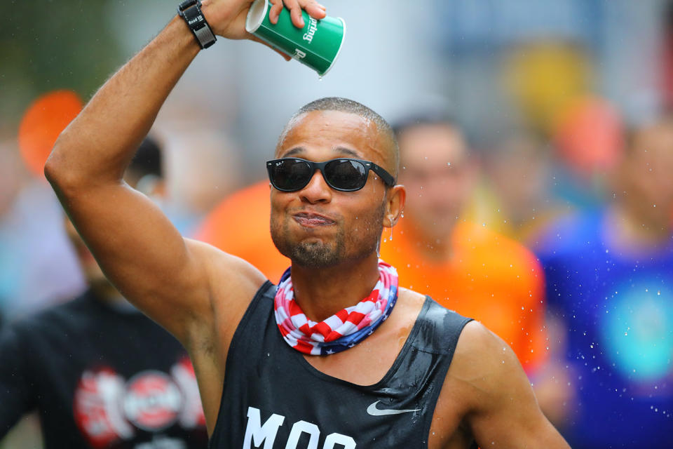 <p>A runner douses himself with water during the 2017 New York City Marathon, Nov. 5, 2017. (Photo: Gordon Donovan/Yahoo News) </p>