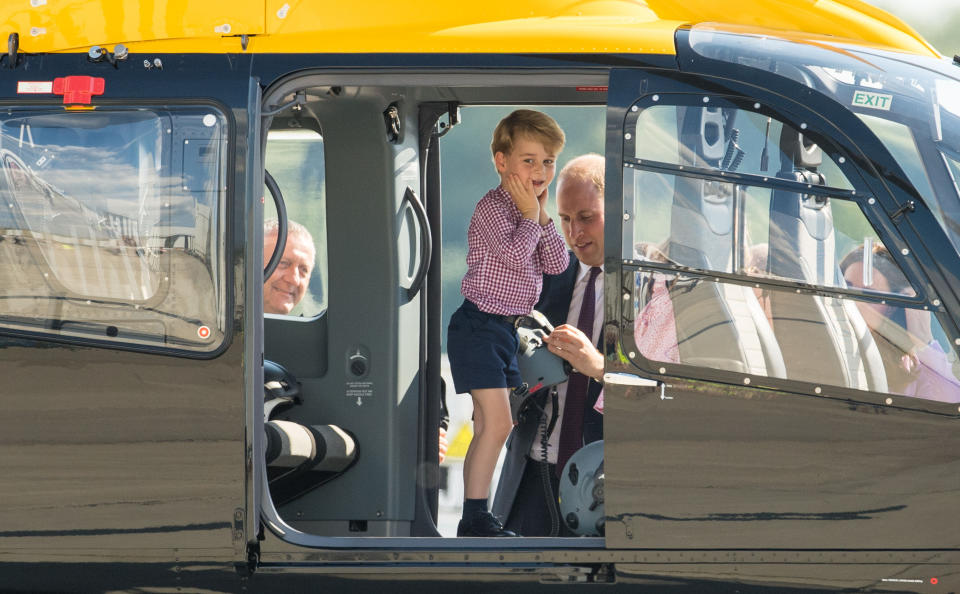 <p>Kleiner Royal hebt ab! Beim Deutschlandbesuch von Prinz William und Kate begutachtet Prinz George einen Helikopter und kann sein Glück scheinbar selbst nicht fassen. (Bild: Getty Images) </p>