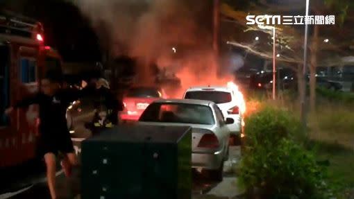 現場傳爆炸聲，車頭爆出火光，警消到場撲滅火勢。（圖／翻攝畫面）