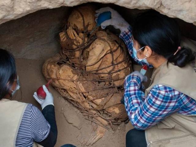 El descubrimiento macabro de una momia con el cuerpo atado y las manos  sobre su rostro