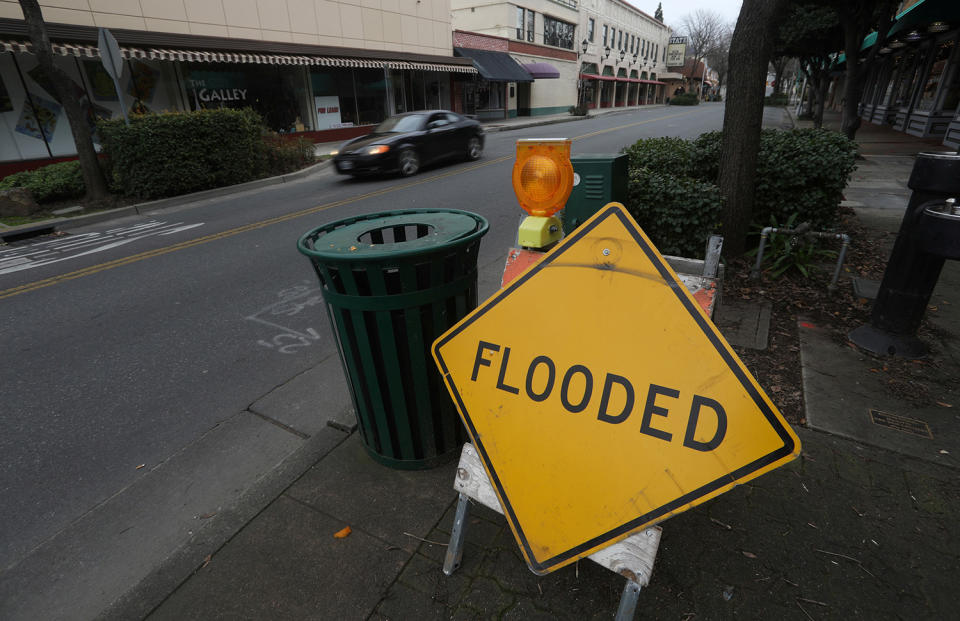 Damaged dam threatens Northern California towns