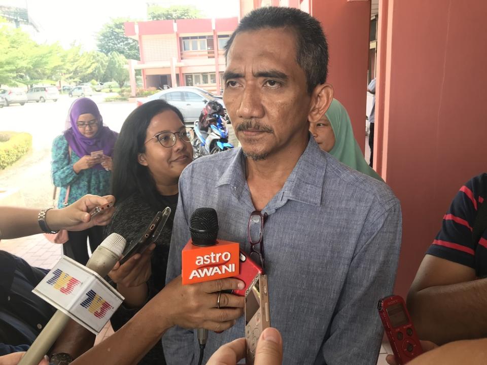 Ismail Ibrahim from Kampung Semangat Segari said he will take legal action against poultry owners and government agencies if they fail to solve the fly problem in Segari. — Picture by John Bunyan